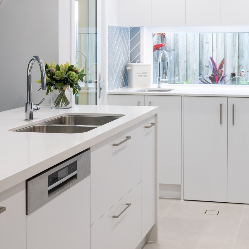 Factory Direct Customized Kitchen Cabinets Modern White Lacquer Wooden Kitchen Furniture Set Kids' Cabinets Kitchen Isla