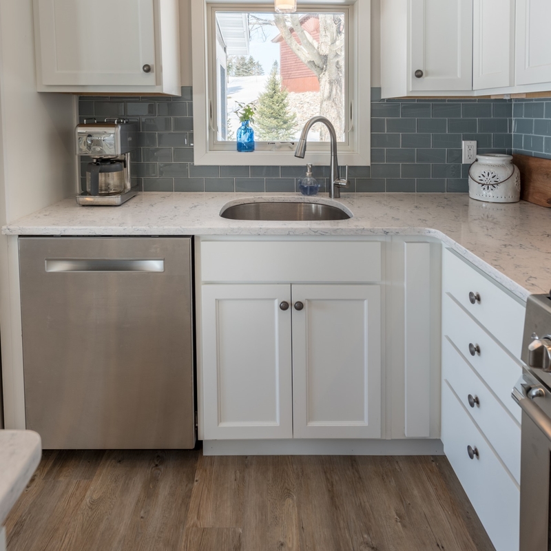 Factory Custom Made American Style White Kitchen Storage Cupboard Cabinet Prefab Storage Solid Wood Kitchen Cabinet