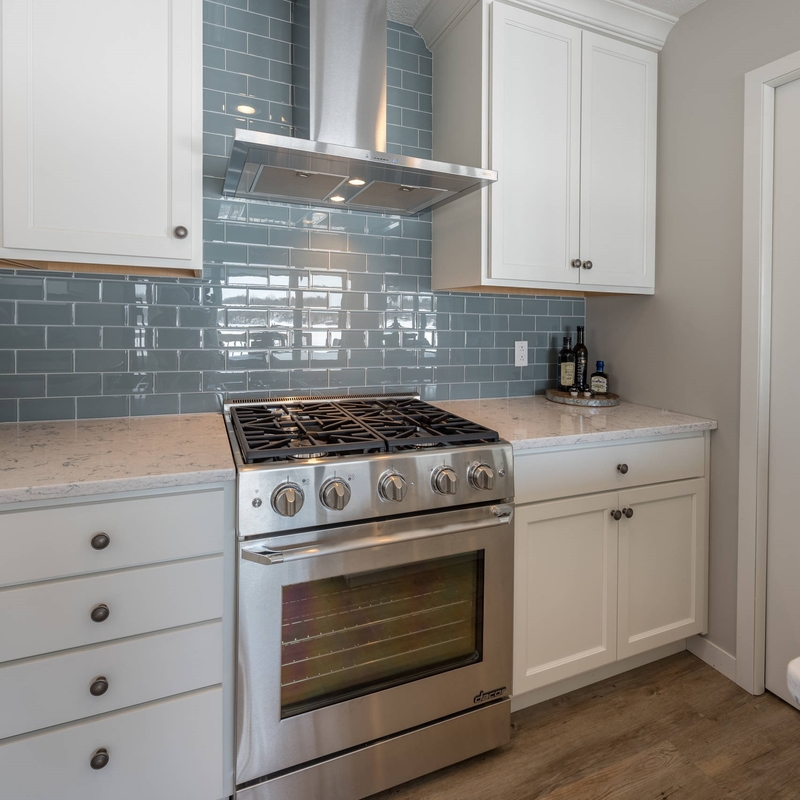 Factory Custom Made American Style White Kitchen Storage Cupboard Cabinet Prefab Storage Solid Wood Kitchen Cabinet