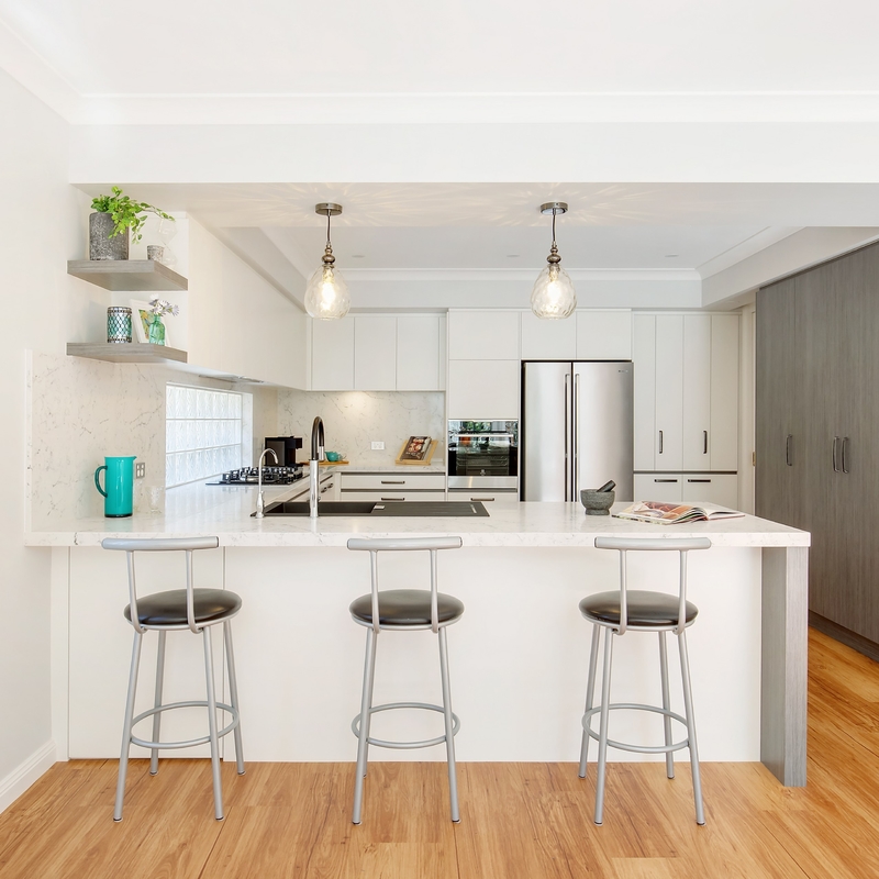 Factory Supply Wholesale Modern Design Apartment Cabinets White Lacquer Finish Wooden Kitchen Cabinets