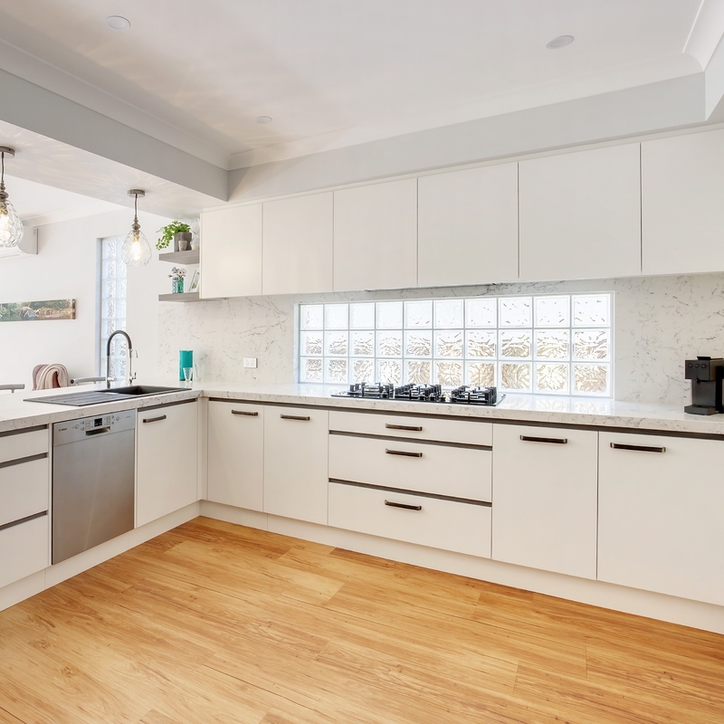 Factory Supply Wholesale Modern Design Apartment Cabinets White Lacquer Finish Wooden Kitchen Cabinets
