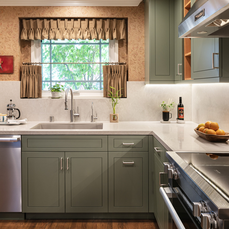 California Villa Use Kitchen Cabinet Solid Wood Modern Shaker Style Green And Brown Cupboard